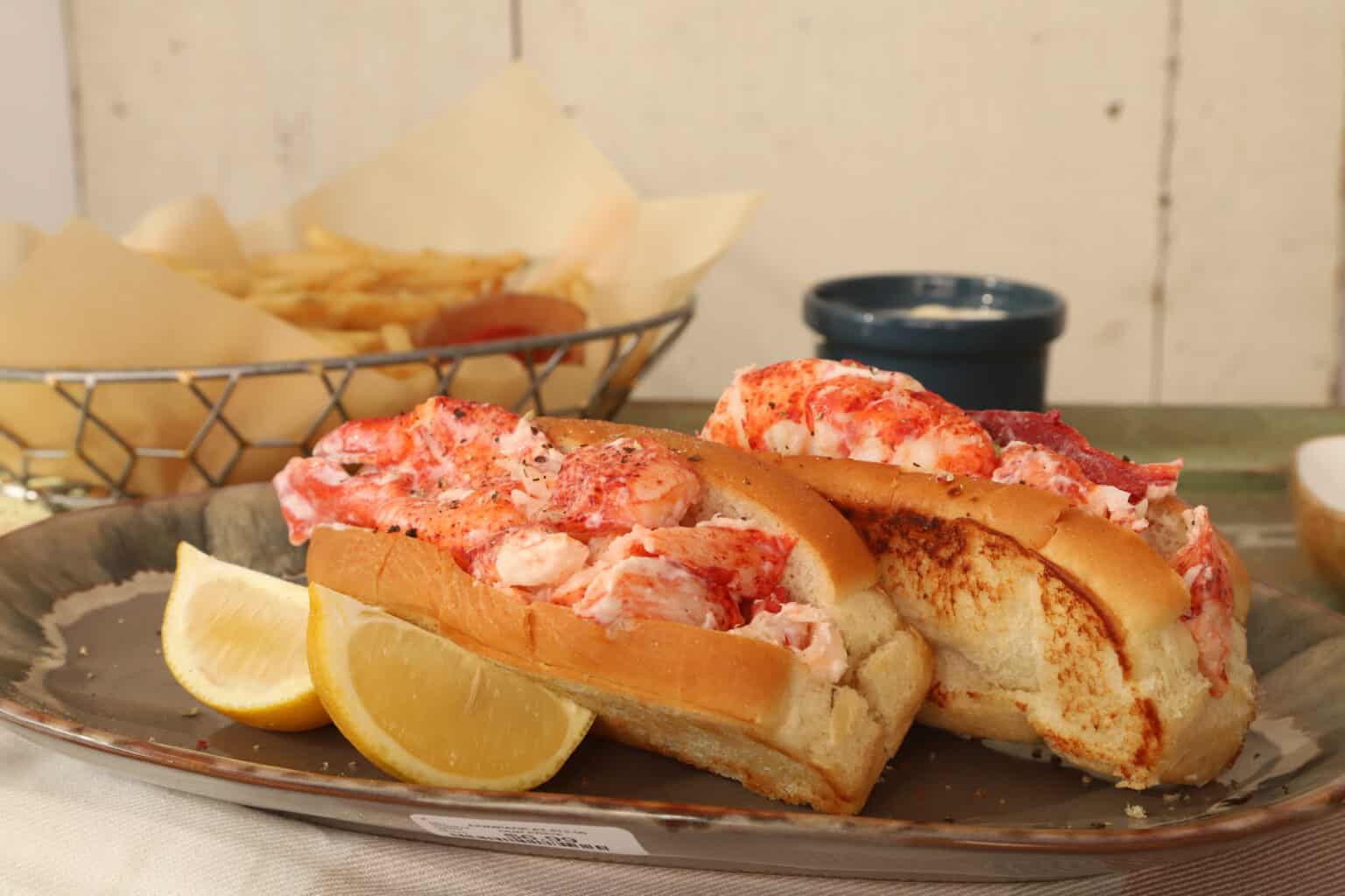 maine vs connecticut lobster roll